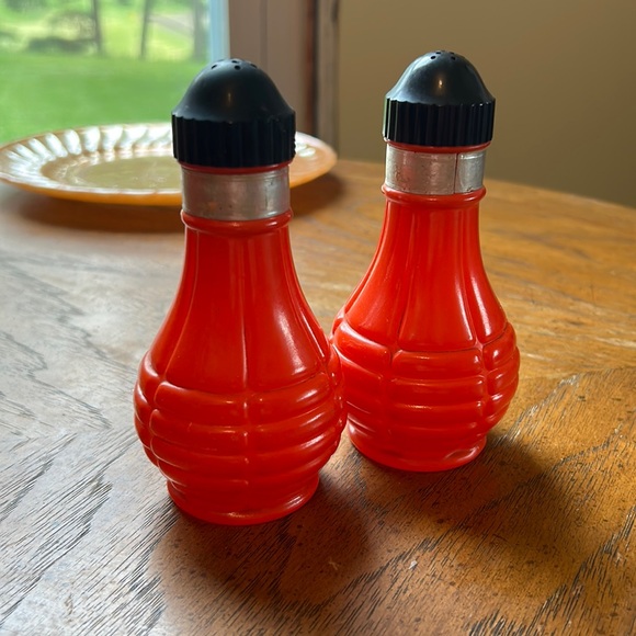 Anchor hocking orange salt and pepper shakers vintage - Picture 1 of 3
